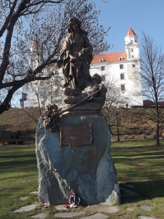 Árpád-házi Szent Erzsébet szobra a pozsonyi vár parkjában